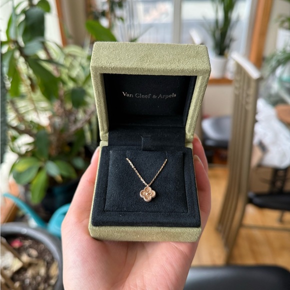 Van Cleef & Arpels Sweet Alhambra Pendant Necklace - Picture 3 of 6